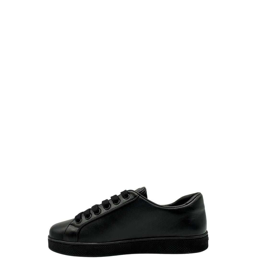  Sneakers Prada in pelle nera con lacci tono su tono. Complete di scatola, di lusso, originali, ottime condizioni.