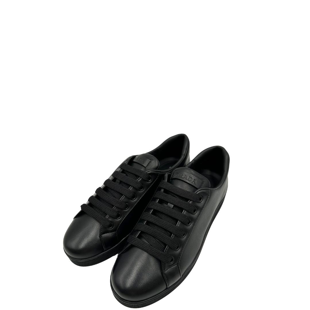  Sneakers Prada in pelle nera con lacci tono su tono. Complete di scatola, di lusso, originali, ottime condizioni.