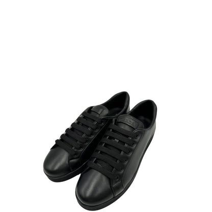  Sneakers Prada in pelle nera con lacci tono su tono. Complete di scatola, di lusso, originali, ottime condizioni.