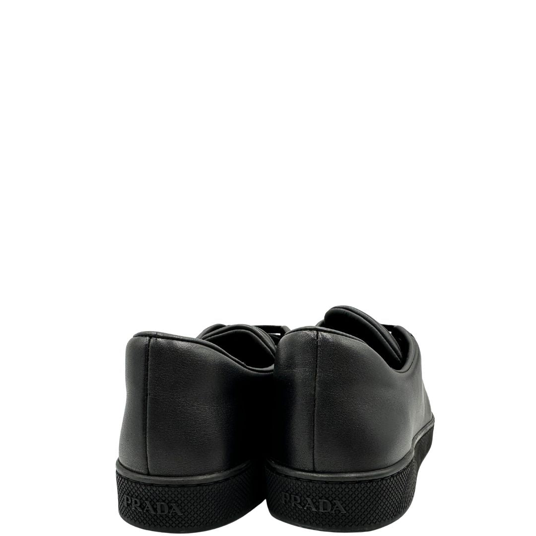  Sneakers Prada in pelle nera con lacci tono su tono. Complete di scatola, di lusso, originali, ottime condizioni.