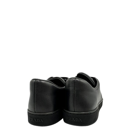  Sneakers Prada in pelle nera con lacci tono su tono. Complete di scatola, di lusso, originali, ottime condizioni.