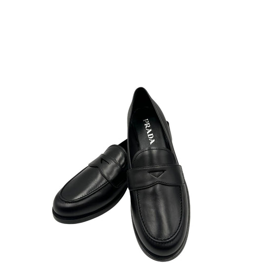 Mocassini Prada in pelle nera con dettaglio triangolare che richiama l'iconico logo. Completi di scatola, di lusso, originale, ottime condizioni.