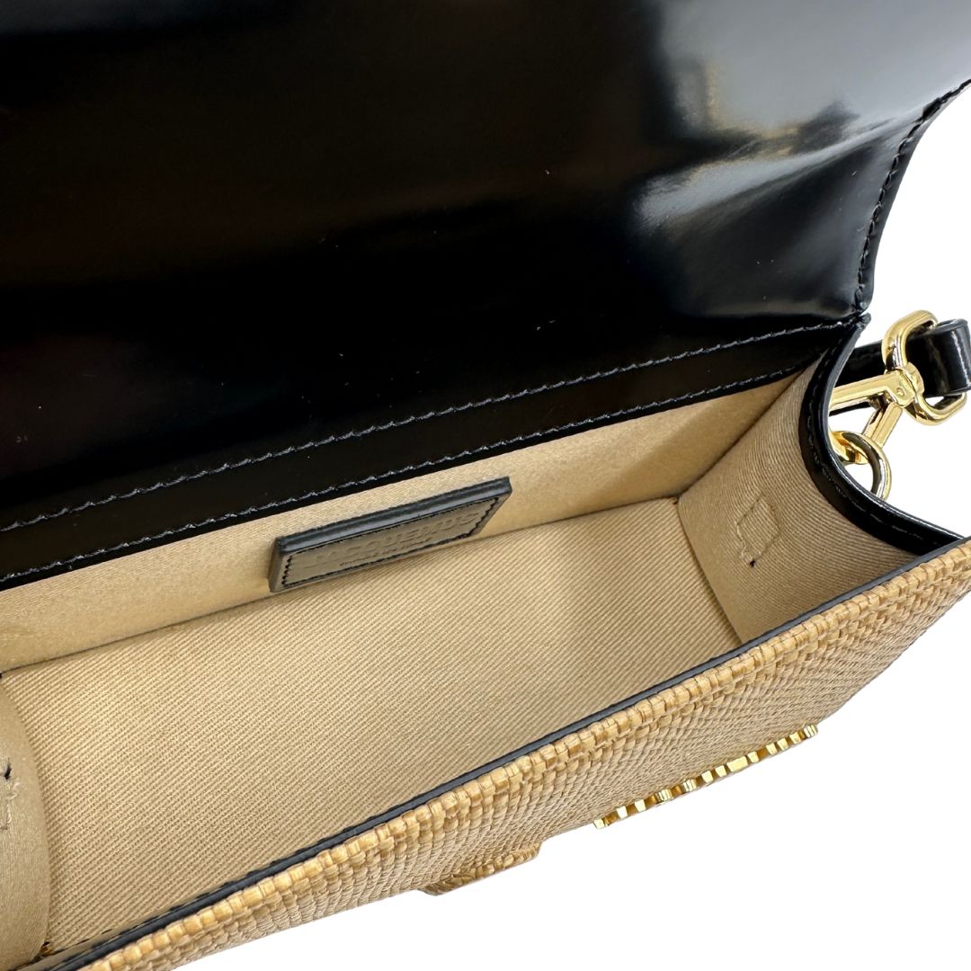 interno Borsa Jacquemus in rafia con finiture in pelle nere e parti metalliche dorate; munita di un manico singolo e una tracolla amovibile e regolabile. Completa di dustbag e cartellini, di lusso, originale, ottime condizioni. 