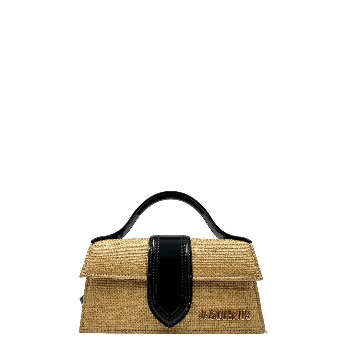 front Borsa Jacquemus in rafia con finiture in pelle nere e parti metalliche dorate; munita di un manico singolo e una tracolla amovibile e regolabile. Completa di dustbag e cartellini, di lusso, originale, ottime condizioni. 