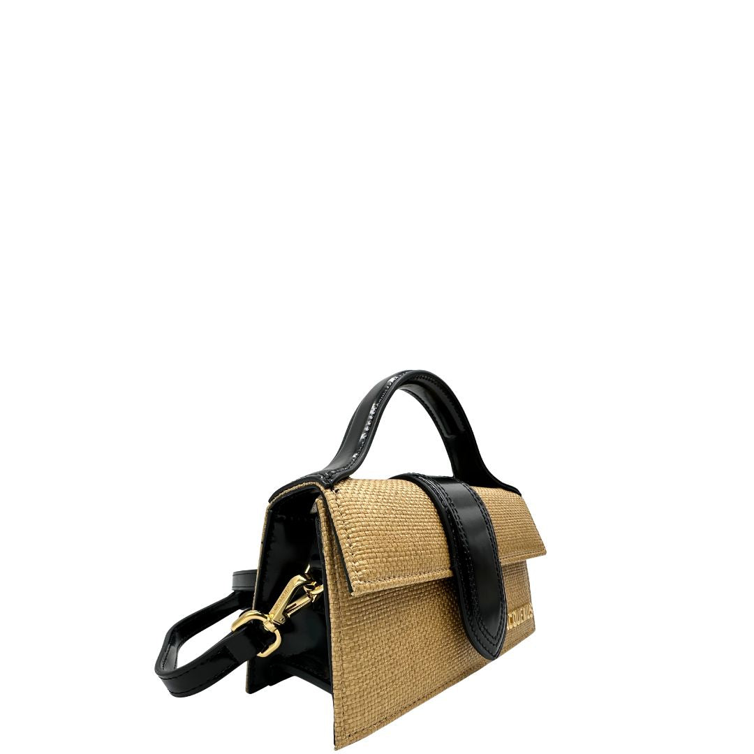 lato Borsa Jacquemus in rafia con finiture in pelle nere e parti metalliche dorate; munita di un manico singolo e una tracolla amovibile e regolabile. Completa di dustbag e cartellini, di lusso, originale, ottime condizioni. 