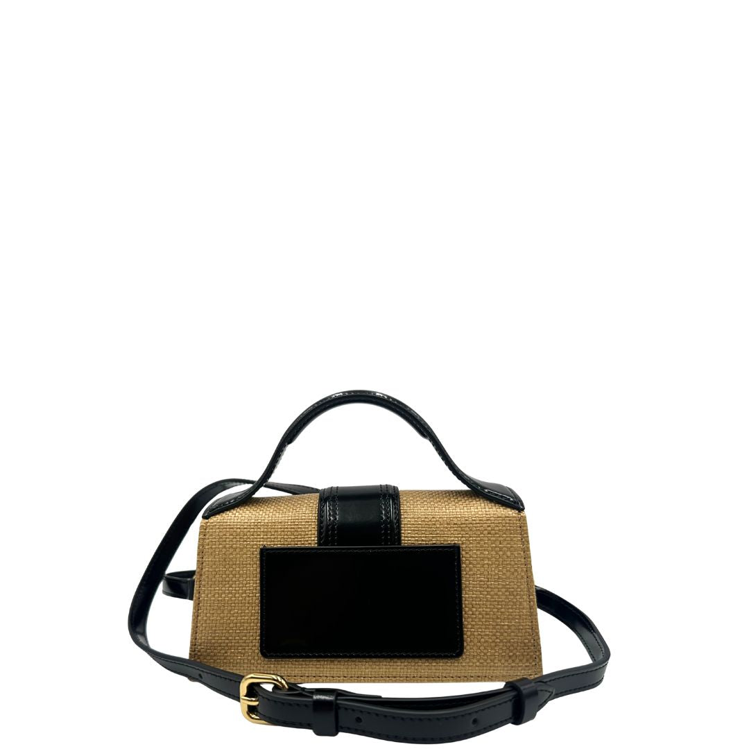retro Borsa Jacquemus in rafia con finiture in pelle nere e parti metalliche dorate; munita di un manico singolo e una tracolla amovibile e regolabile. Completa di dustbag e cartellini, di lusso, originale, ottime condizioni. 