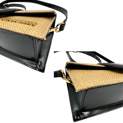 angoli Borsa Jacquemus in rafia con finiture in pelle nere e parti metalliche dorate; munita di un manico singolo e una tracolla amovibile e regolabile. Completa di dustbag e cartellini, di lusso, originale, ottime condizioni. 