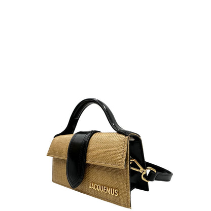 lato Borsa Jacquemus in rafia con finiture in pelle nere e parti metalliche dorate; munita di un manico singolo e una tracolla amovibile e regolabile. Completa di dustbag e cartellini, di lusso, originale, ottime condizioni. 