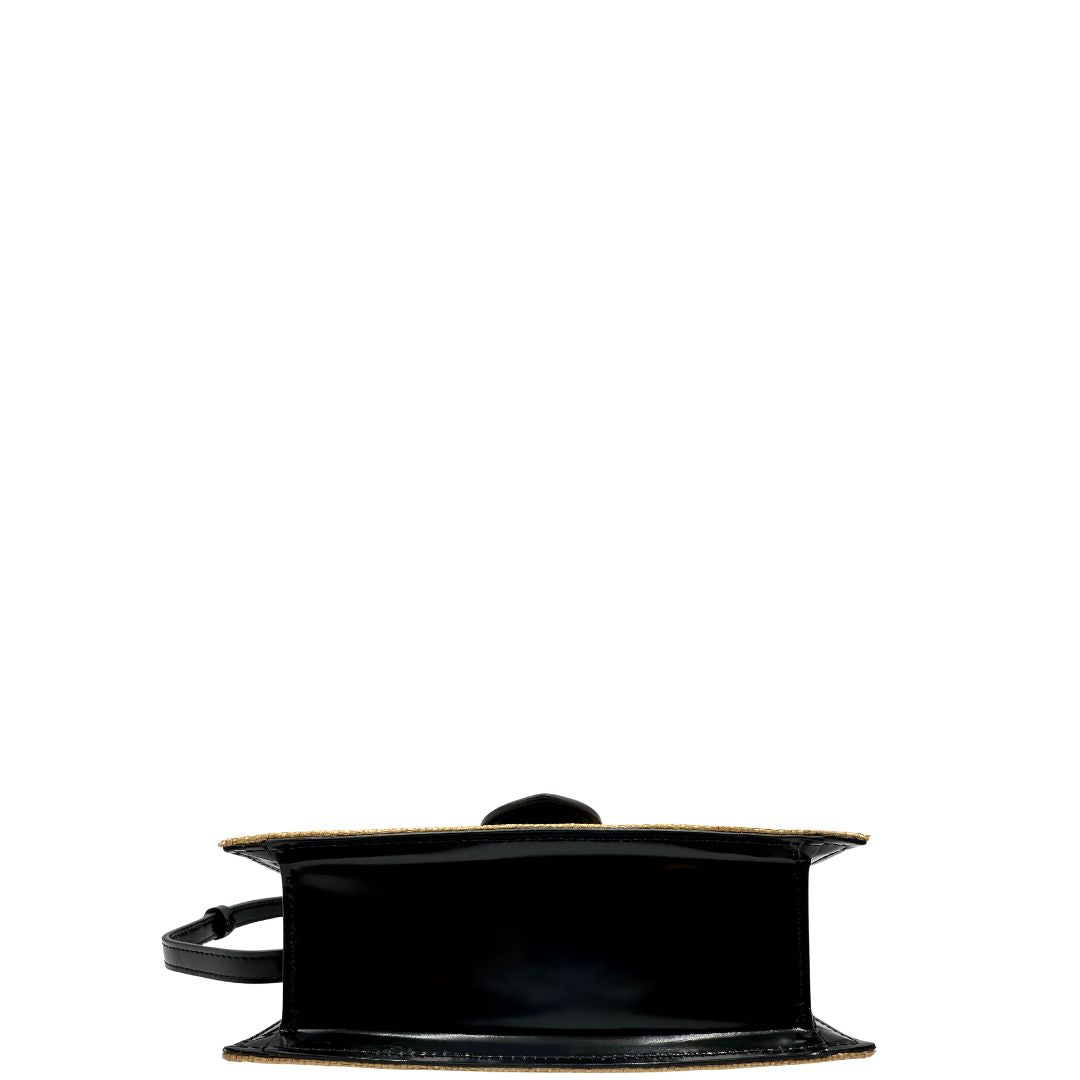 base Borsa Jacquemus in rafia con finiture in pelle nere e parti metalliche dorate; munita di un manico singolo e una tracolla amovibile e regolabile. Completa di dustbag e cartellini, di lusso, originale, ottime condizioni. 