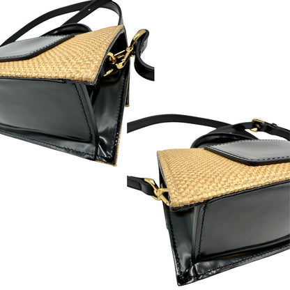 angoli Borsa Jacquemus in rafia con finiture in pelle nere e parti metalliche dorate; munita di un manico singolo e una tracolla amovibile e regolabile. Completa di dustbag e cartellini, di lusso, originale, ottime condizioni. 