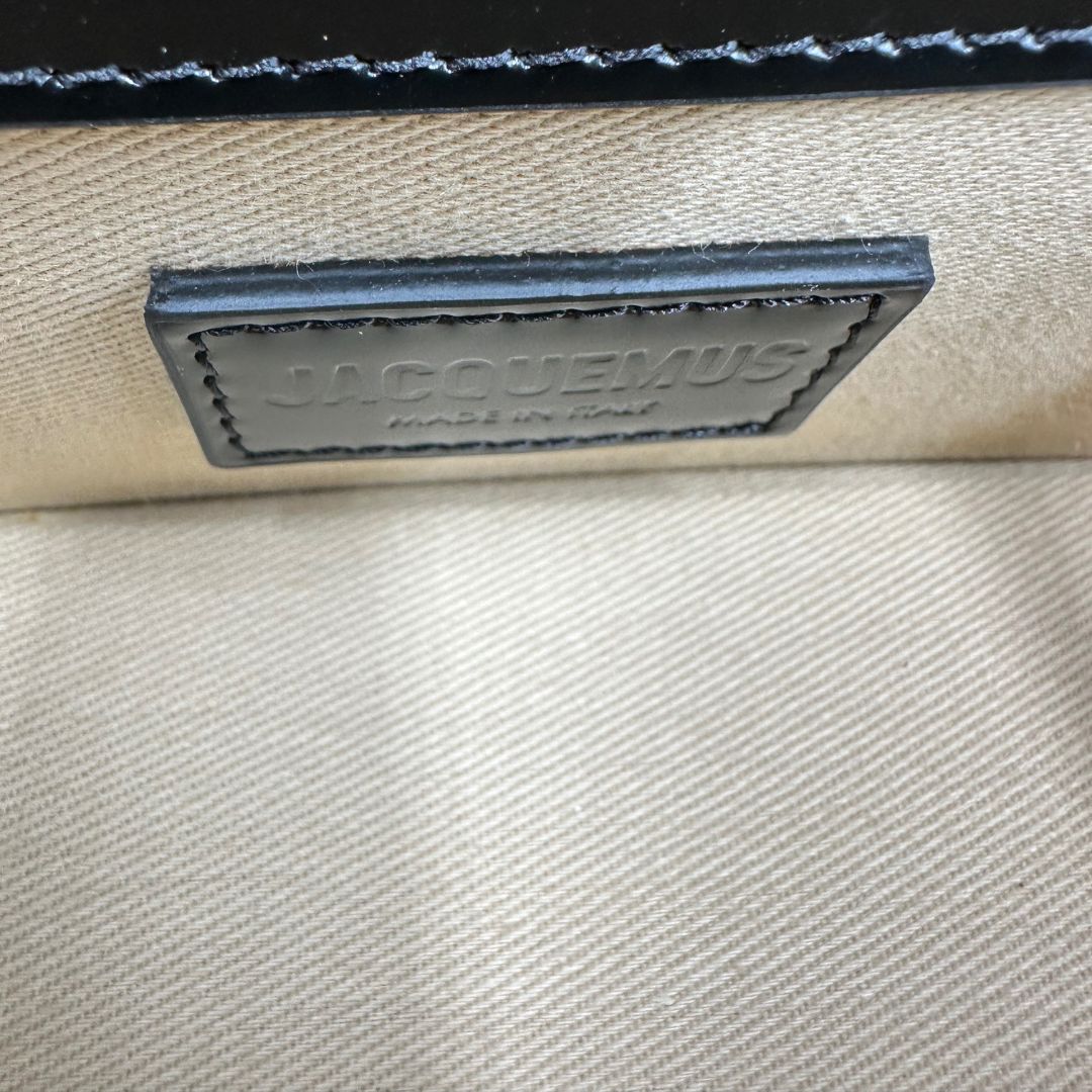 interno Borsa Jacquemus in rafia con finiture in pelle nere e parti metalliche dorate; munita di un manico singolo e una tracolla amovibile e regolabile. Completa di dustbag e cartellini, di lusso, originale, ottime condizioni. 