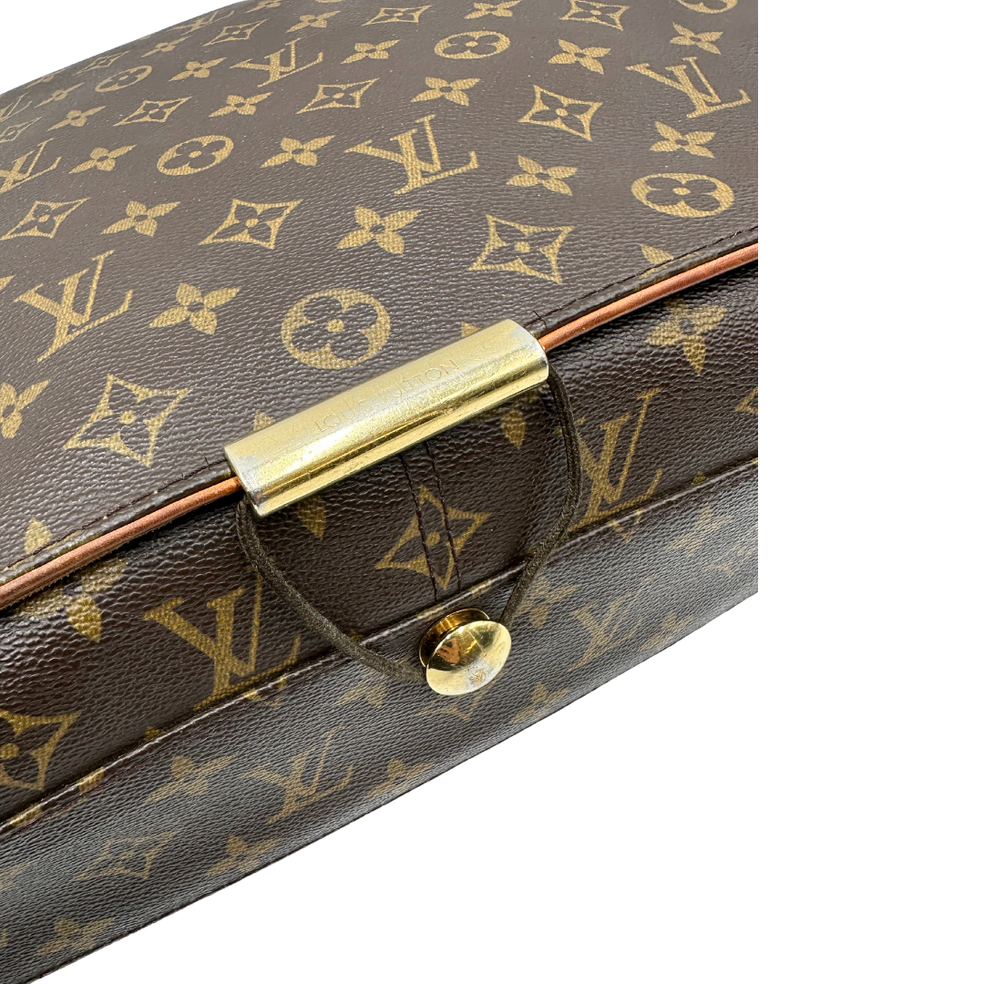 Chiusura di una Cartella Louis Vuitton in canvas marrone monogram con finiture in vacchetta naturale e parti metalliche dorate. Munita di una tracolla in tessuto regolabile. Originale, usata, di lusso, in ottime condizioni