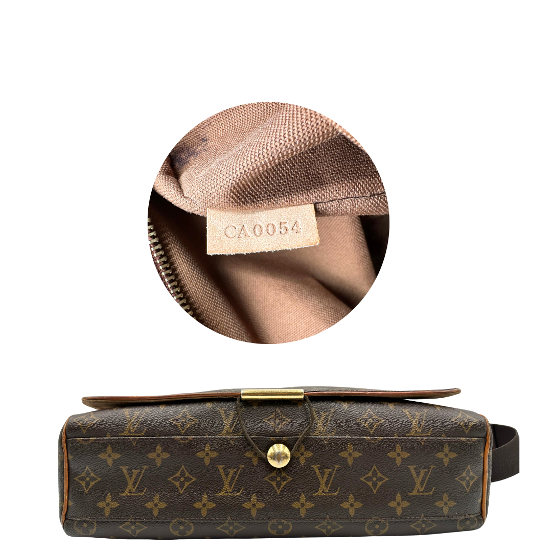 Base di una Cartella Louis Vuitton in canvas marrone monogram con finiture in vacchetta naturale e parti metalliche dorate. Munita di una tracolla in tessuto regolabile. Originale, usata, di lusso, in ottime condizioni