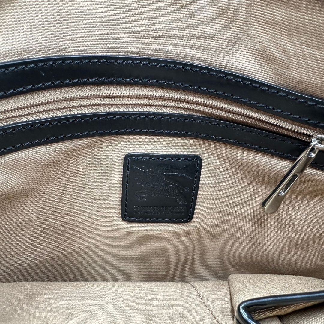 interno Borsa Burberry in canvas trama tartan con finiture in pelle nera verniciata e parti metalliche argentate; munita di una tracolla regolabile, di lusso, originale, ottime condizioni. 