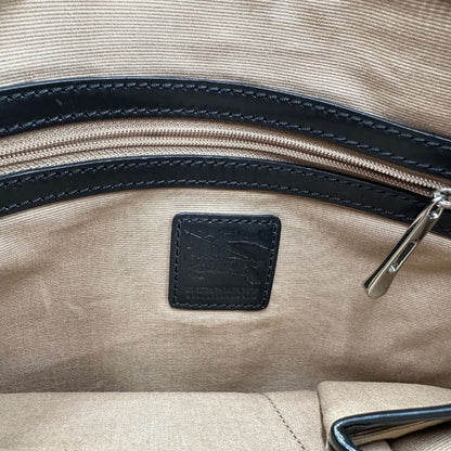 interno Borsa Burberry in canvas trama tartan con finiture in pelle nera verniciata e parti metalliche argentate; munita di una tracolla regolabile, di lusso, originale, ottime condizioni. 