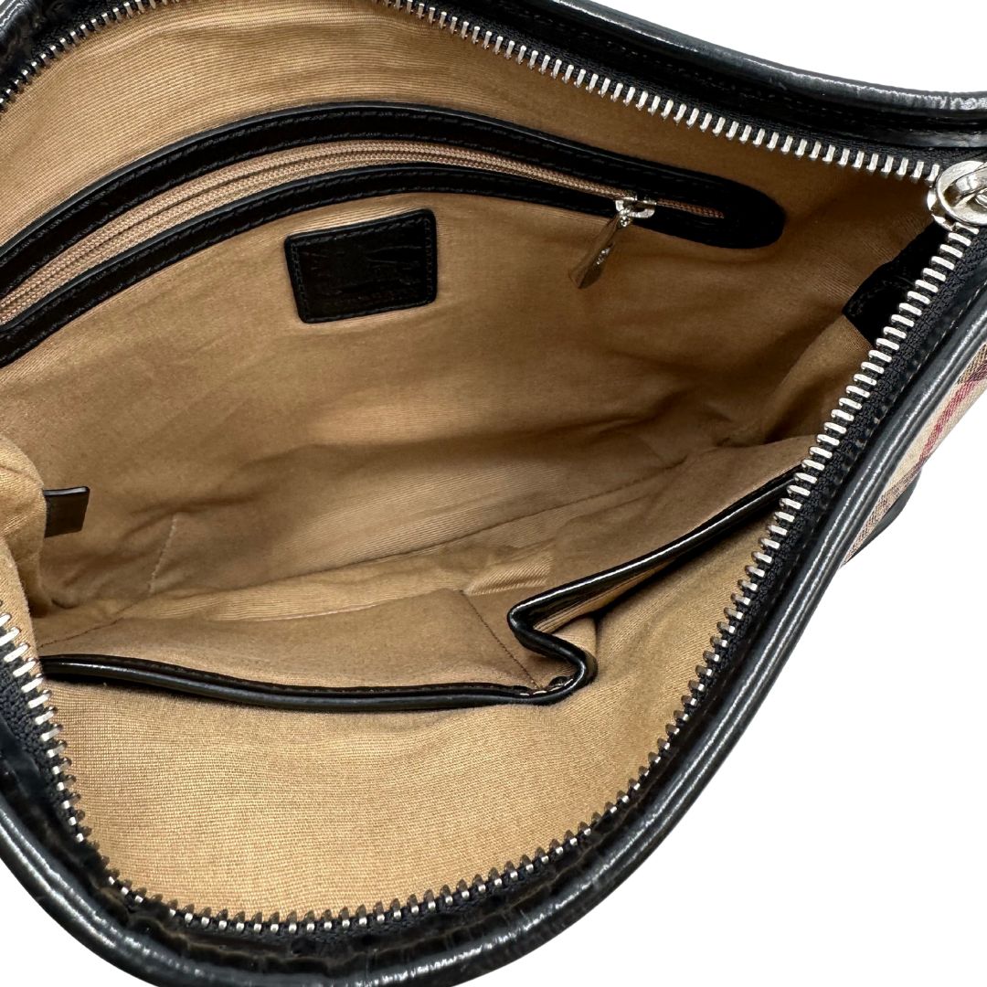 interno Borsa Burberry in canvas trama tartan con finiture in pelle nera verniciata e parti metalliche argentate; munita di una tracolla regolabile, di lusso, originale, ottime condizioni. 