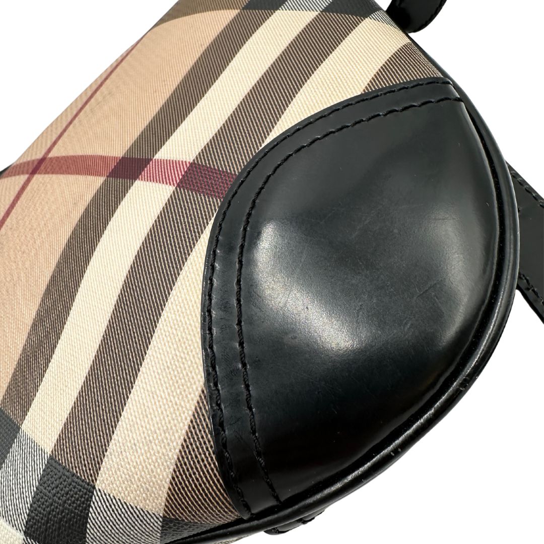 angoli Borsa Burberry in canvas trama tartan con finiture in pelle nera verniciata e parti metalliche argentate; munita di una tracolla regolabile, di lusso, originale, ottime condizioni. 