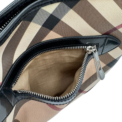 interno Borsa Burberry in canvas trama tartan con finiture in pelle nera verniciata e parti metalliche argentate; munita di una tracolla regolabile, di lusso, originale, ottime condizioni. 