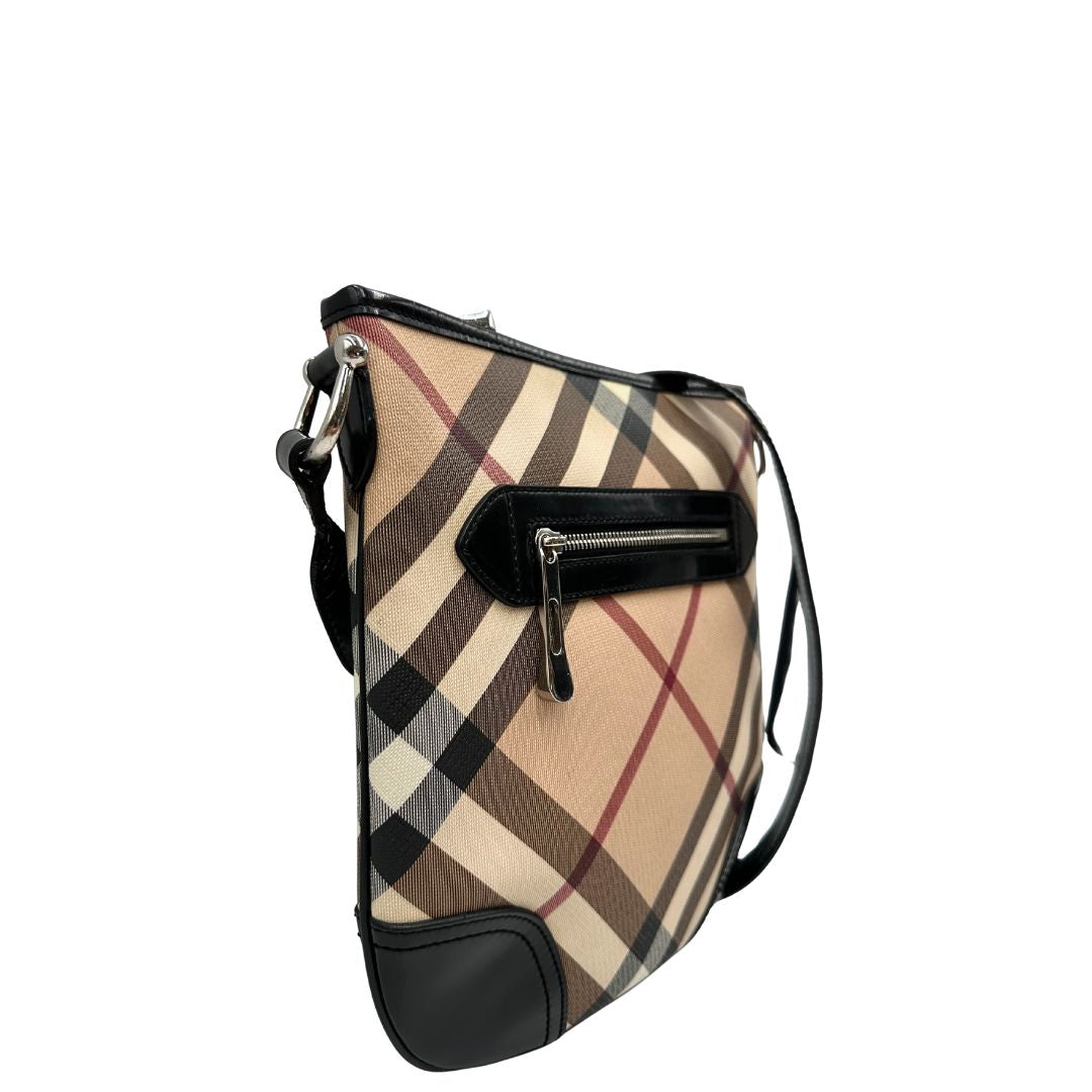 lato Borsa Burberry in canvas trama tartan con finiture in pelle nera verniciata e parti metalliche argentate; munita di una tracolla regolabile, di lusso, originale, ottime condizioni. 