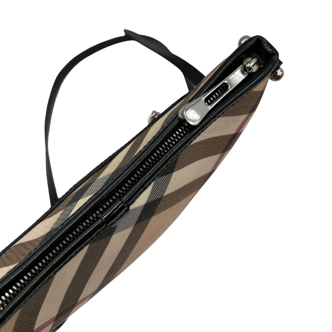 cerniera Borsa Burberry in canvas trama tartan con finiture in pelle nera verniciata e parti metalliche argentate; munita di una tracolla regolabile, di lusso, originale, ottime condizioni. 