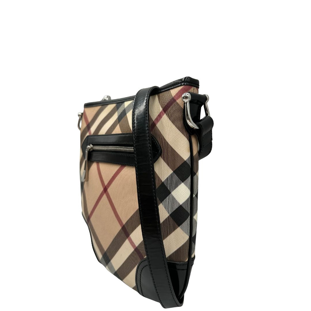 lato Borsa Burberry in canvas trama tartan con finiture in pelle nera verniciata e parti metalliche argentate; munita di una tracolla regolabile, di lusso, originale, ottime condizioni. 