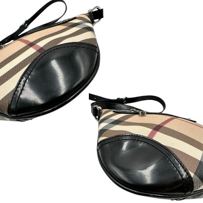 angoli Borsa Burberry in canvas trama tartan con finiture in pelle nera verniciata e parti metalliche argentate; munita di una tracolla regolabile, di lusso, originale, ottime condizioni. 