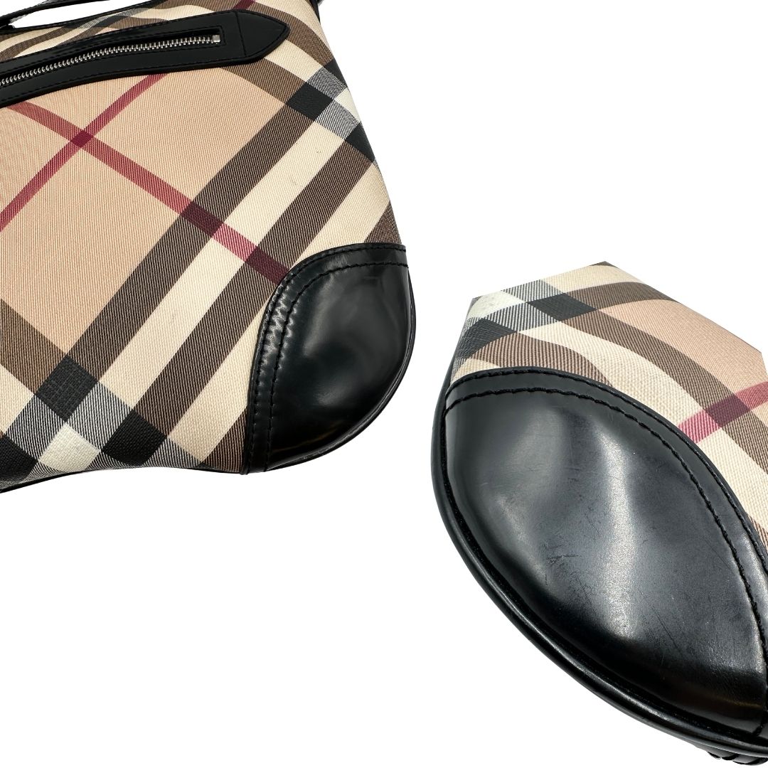 angoli Borsa Burberry in canvas trama tartan con finiture in pelle nera verniciata e parti metalliche argentate; munita di una tracolla regolabile, di lusso, originale, ottime condizioni. 