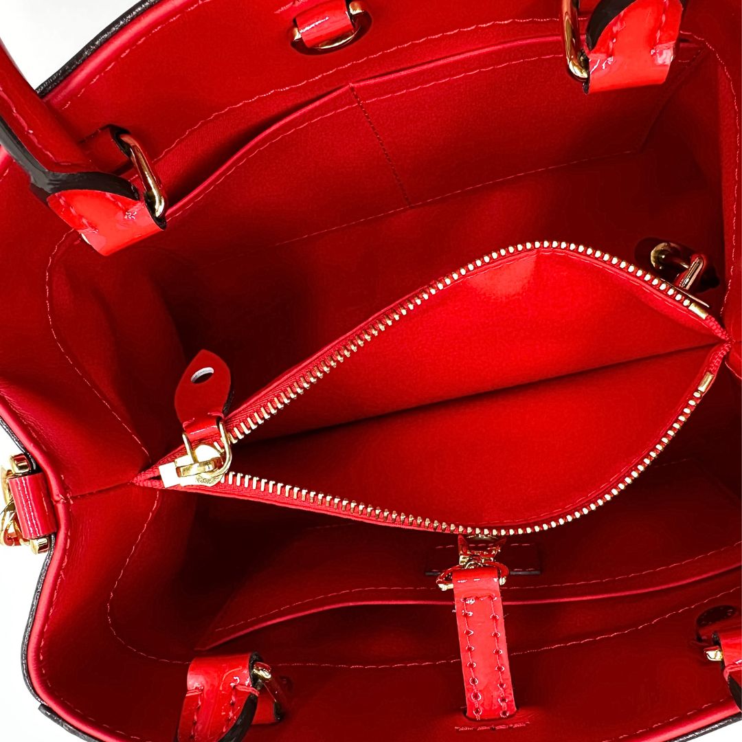 interno Borsa Louis Vuitton in pelle vernis monogram rossa con parti metalliche dorate; munita di doppi manici stondati, una tracolla amovibile e una clochette portachiavi. Completa di corredo, di lusso, originale, ottime condizioni, usata. 