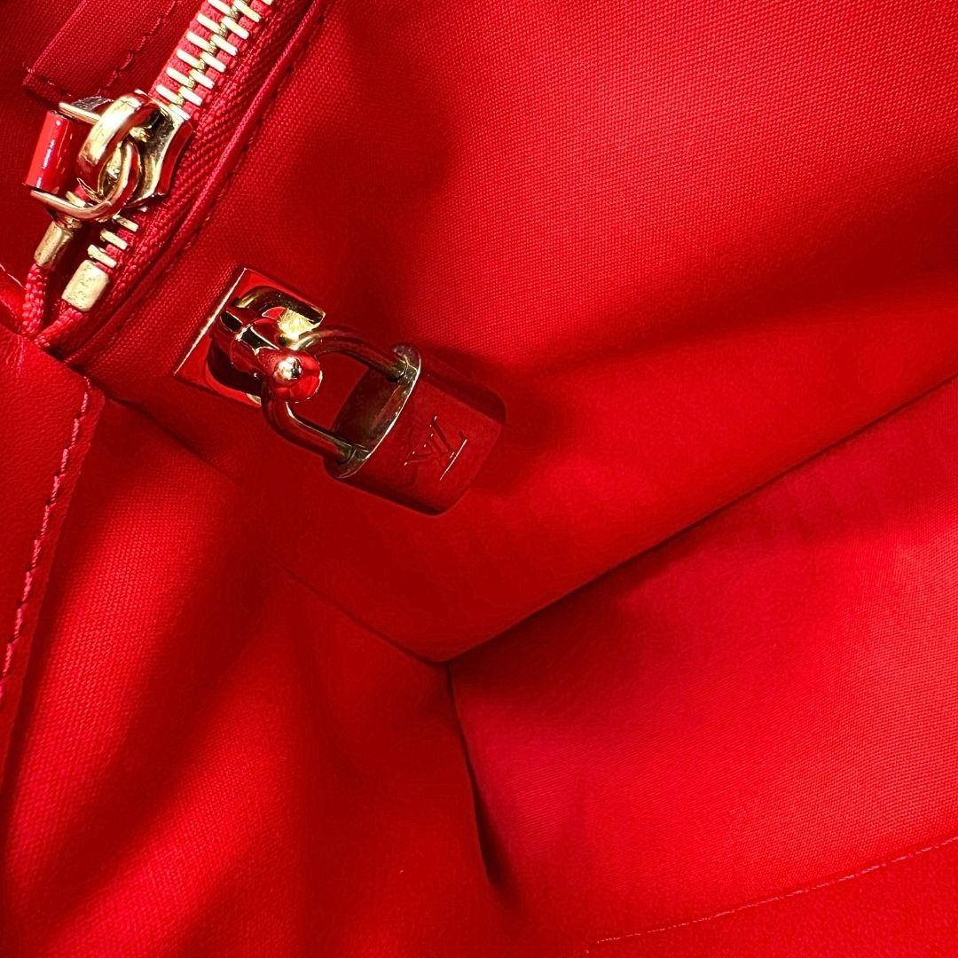 interno Borsa Louis Vuitton in pelle vernis monogram rossa con parti metalliche dorate; munita di doppi manici stondati, una tracolla amovibile e una clochette portachiavi. Completa di corredo, di lusso, originale, ottime condizioni, usata. 