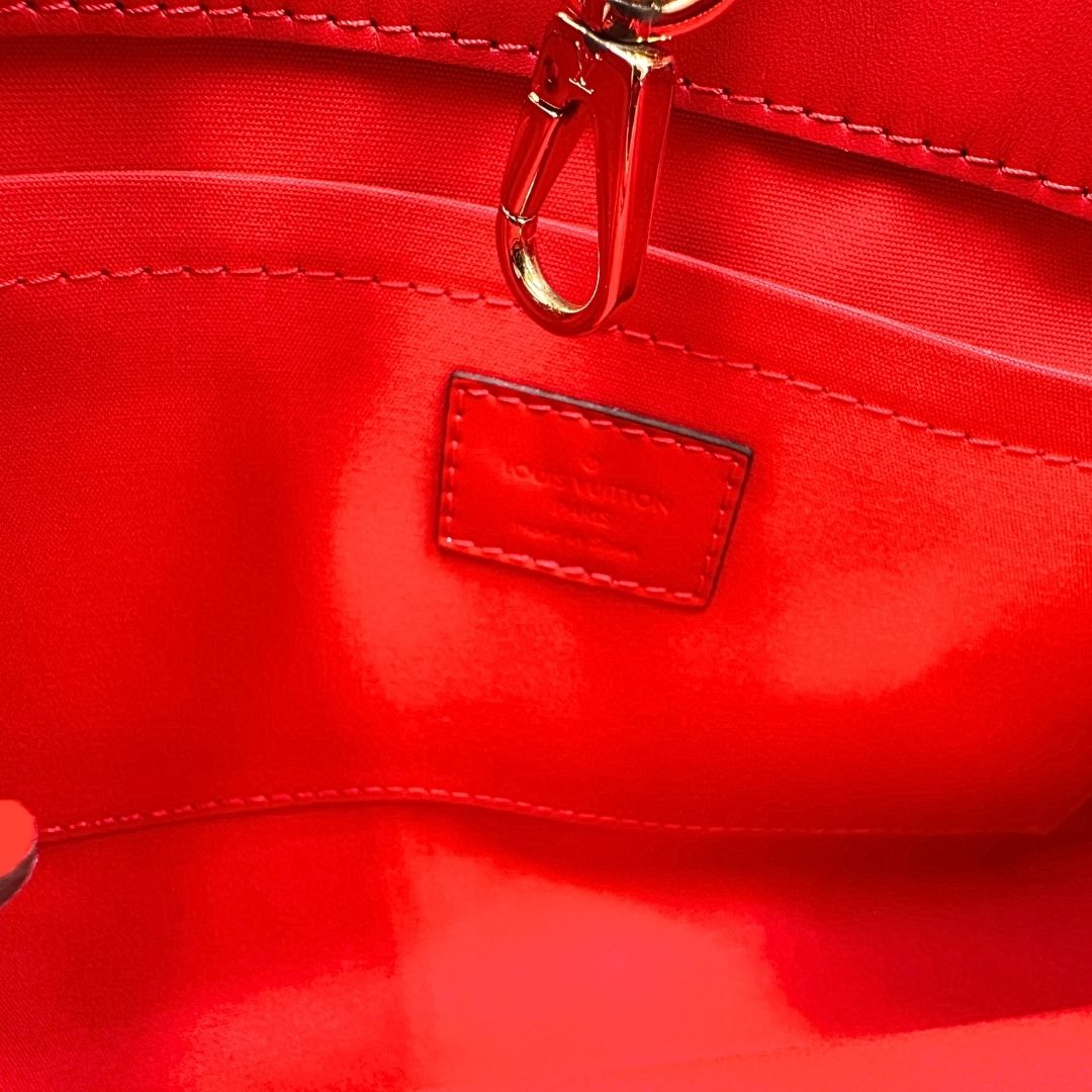 interno Borsa Louis Vuitton in pelle vernis monogram rossa con parti metalliche dorate; munita di doppi manici stondati, una tracolla amovibile e una clochette portachiavi. Completa di corredo, di lusso, originale, ottime condizioni, usata. 