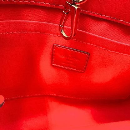 interno Borsa Louis Vuitton in pelle vernis monogram rossa con parti metalliche dorate; munita di doppi manici stondati, una tracolla amovibile e una clochette portachiavi. Completa di corredo, di lusso, originale, ottime condizioni, usata. 