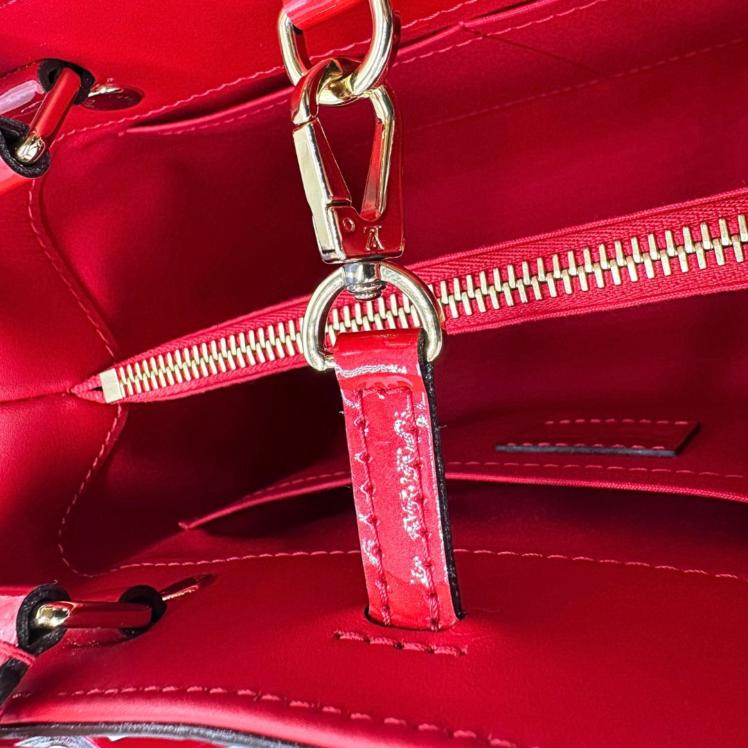 interno Borsa Louis Vuitton in pelle vernis monogram rossa con parti metalliche dorate; munita di doppi manici stondati, una tracolla amovibile e una clochette portachiavi. Completa di corredo, di lusso, originale, ottime condizioni, usata. 
