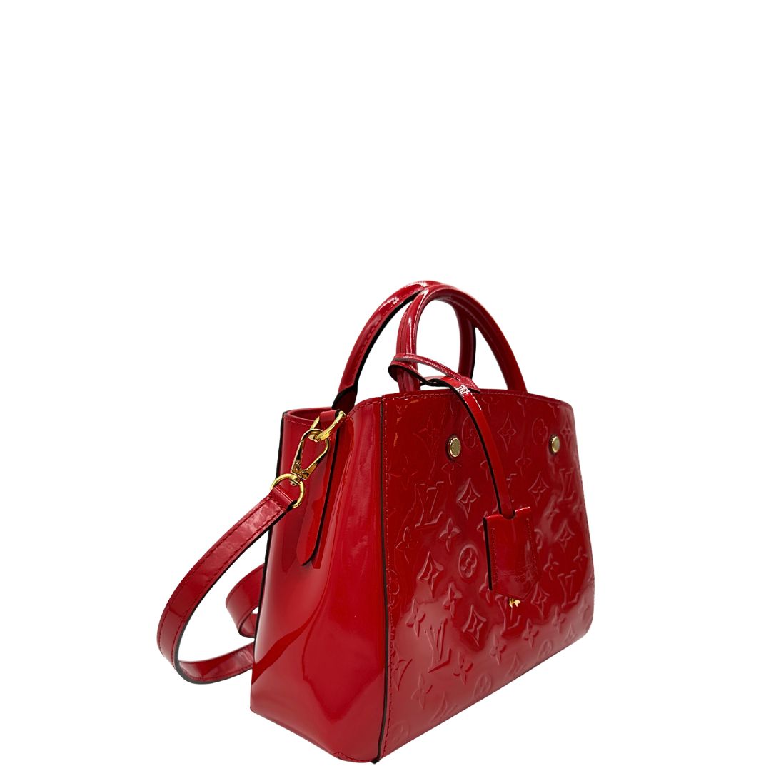 lato Borsa Louis Vuitton in pelle vernis monogram rossa con parti metalliche dorate; munita di doppi manici stondati, una tracolla amovibile e una clochette portachiavi. Completa di corredo, di lusso, originale, ottime condizioni, usata. 