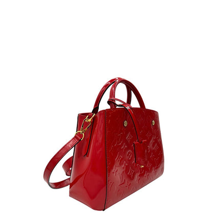 lato Borsa Louis Vuitton in pelle vernis monogram rossa con parti metalliche dorate; munita di doppi manici stondati, una tracolla amovibile e una clochette portachiavi. Completa di corredo, di lusso, originale, ottime condizioni, usata. 