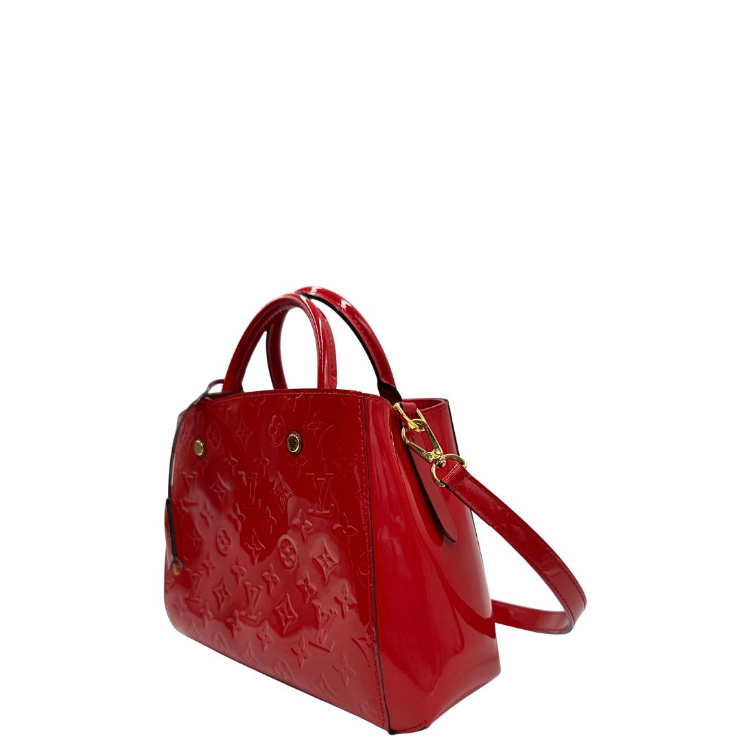 lato Borsa Louis Vuitton in pelle vernis monogram rossa con parti metalliche dorate; munita di doppi manici stondati, una tracolla amovibile e una clochette portachiavi. Completa di corredo, di lusso, originale, ottime condizioni, usata.