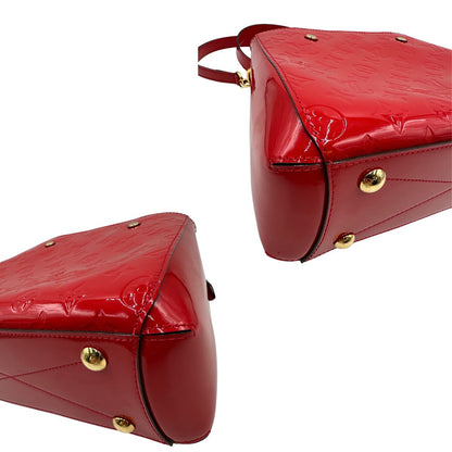 angoli Borsa Louis Vuitton in pelle vernis monogram rossa con parti metalliche dorate; munita di doppi manici stondati, una tracolla amovibile e una clochette portachiavi. Completa di corredo, di lusso, originale, ottime condizioni, usata. 