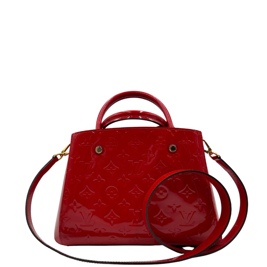 retro Borsa Louis Vuitton in pelle vernis monogram rossa con parti metalliche dorate; munita di doppi manici stondati, una tracolla amovibile e una clochette portachiavi. Completa di corredo, di lusso, originale, ottime condizioni, usata. 