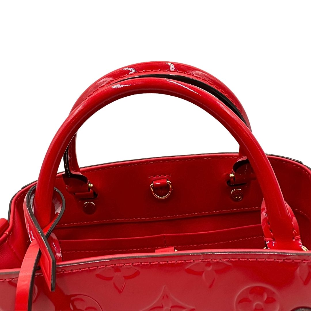 manici Borsa Louis Vuitton in pelle vernis monogram rossa con parti metalliche dorate; munita di doppi manici stondati, una tracolla amovibile e una clochette portachiavi. Completa di corredo, di lusso, originale, ottime condizioni, usata. 