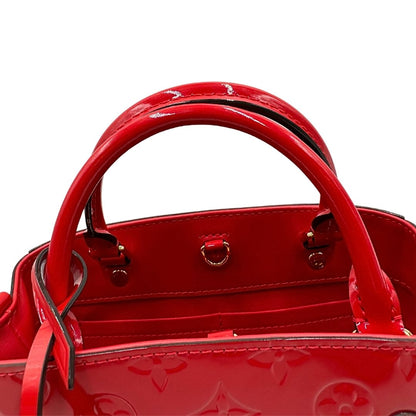 manici Borsa Louis Vuitton in pelle vernis monogram rossa con parti metalliche dorate; munita di doppi manici stondati, una tracolla amovibile e una clochette portachiavi. Completa di corredo, di lusso, originale, ottime condizioni, usata. 