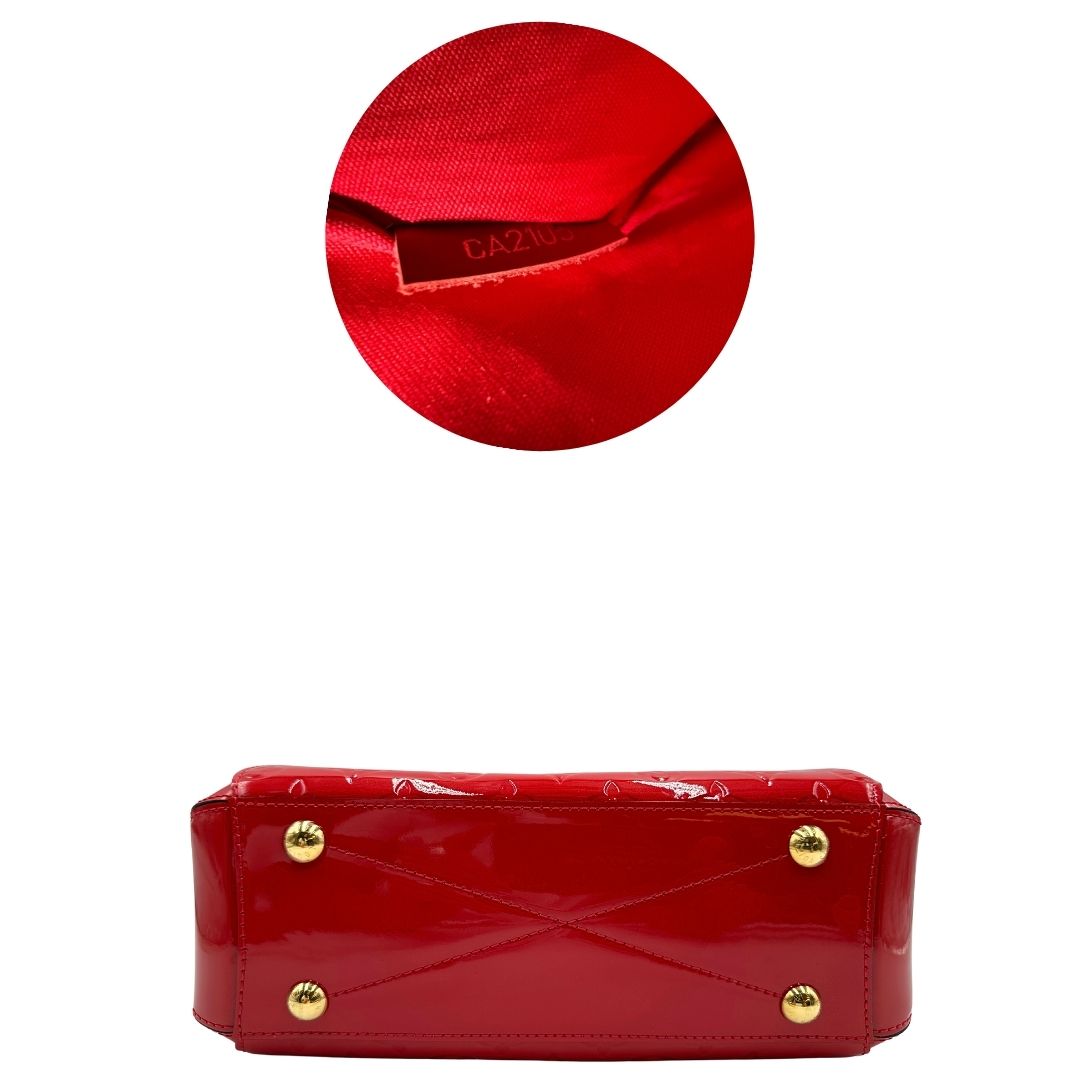 base Borsa Louis Vuitton in pelle vernis monogram rossa con parti metalliche dorate; munita di doppi manici stondati, una tracolla amovibile e una clochette portachiavi. Completa di corredo, di lusso, originale, ottime condizioni, usata. 