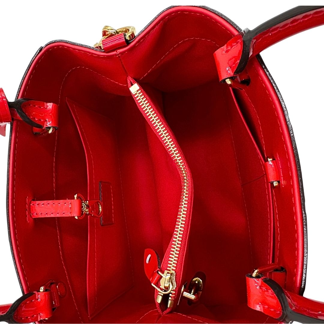 interno Borsa Louis Vuitton in pelle vernis monogram rossa con parti metalliche dorate; munita di doppi manici stondati, una tracolla amovibile e una clochette portachiavi. Completa di corredo, di lusso, originale, ottime condizioni, usata. 