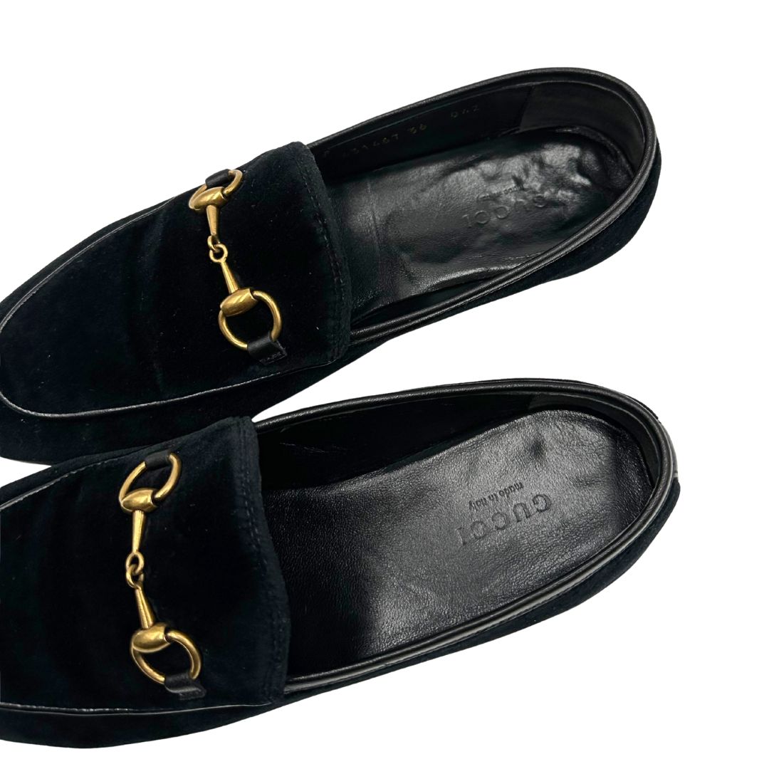 Mocassini Gucci in velluto nero con dettaglio Horsebit dorato. Completi di corredo, di lusso, originale, usata.