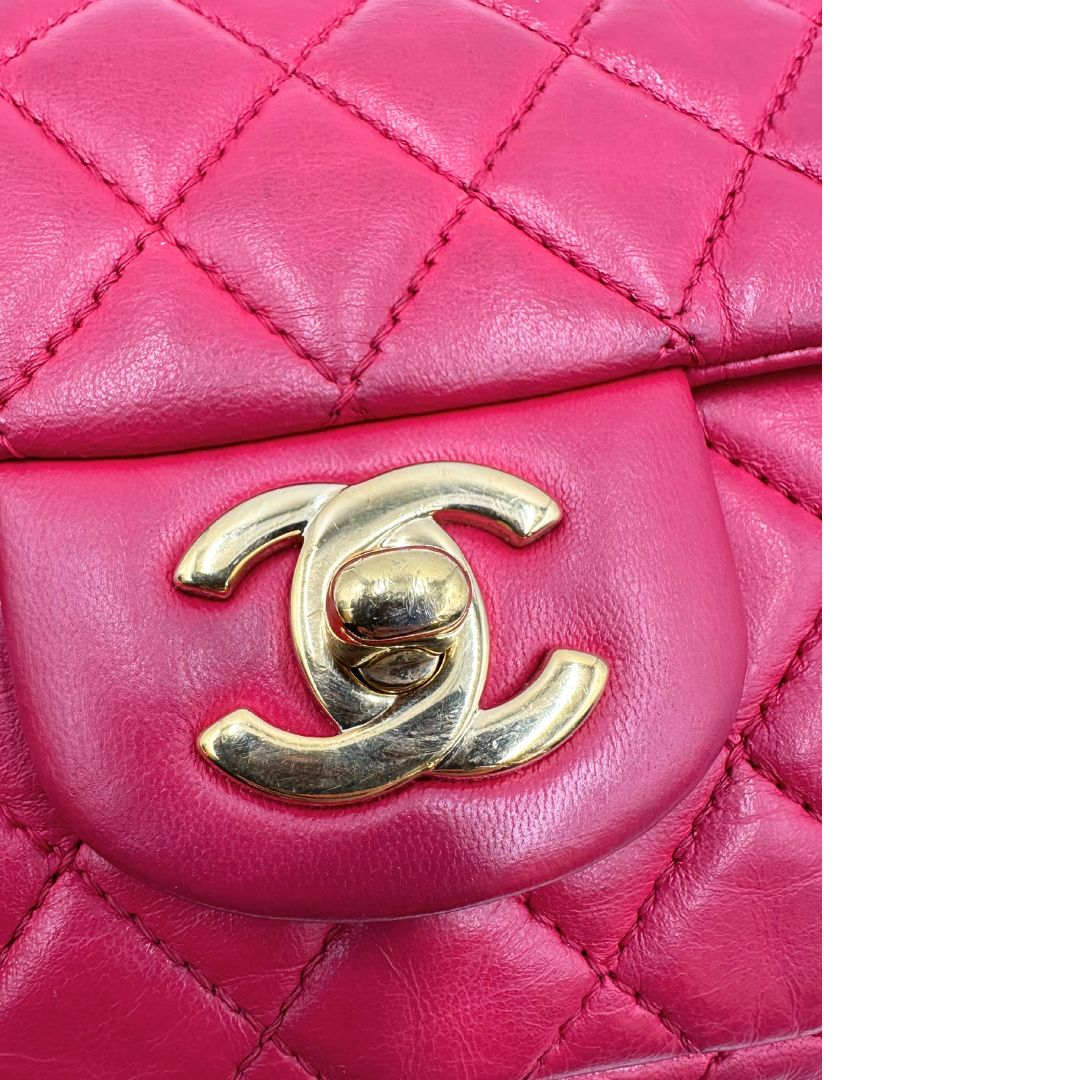 Chiusura di una Borsa Chanel Gabrielle in pelle matelassé color fucsia con parti metalliche dorate; impreziosita da charm con cuoricini sulla tracolla intrecciata in catena e pelle. Completa di scatola e card di autenticità. Originale, usata, di lusso in ottime condizioni