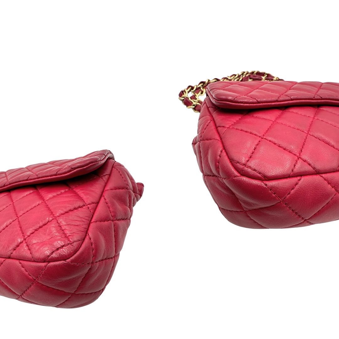 Angoli di una Borsa Chanel Gabrielle in pelle matelassé color fucsia con parti metalliche dorate; impreziosita da charm con cuoricini sulla tracolla intrecciata in catena e pelle. Completa di scatola e card di autenticità. Originale, usata, di lusso in ottime condizioni