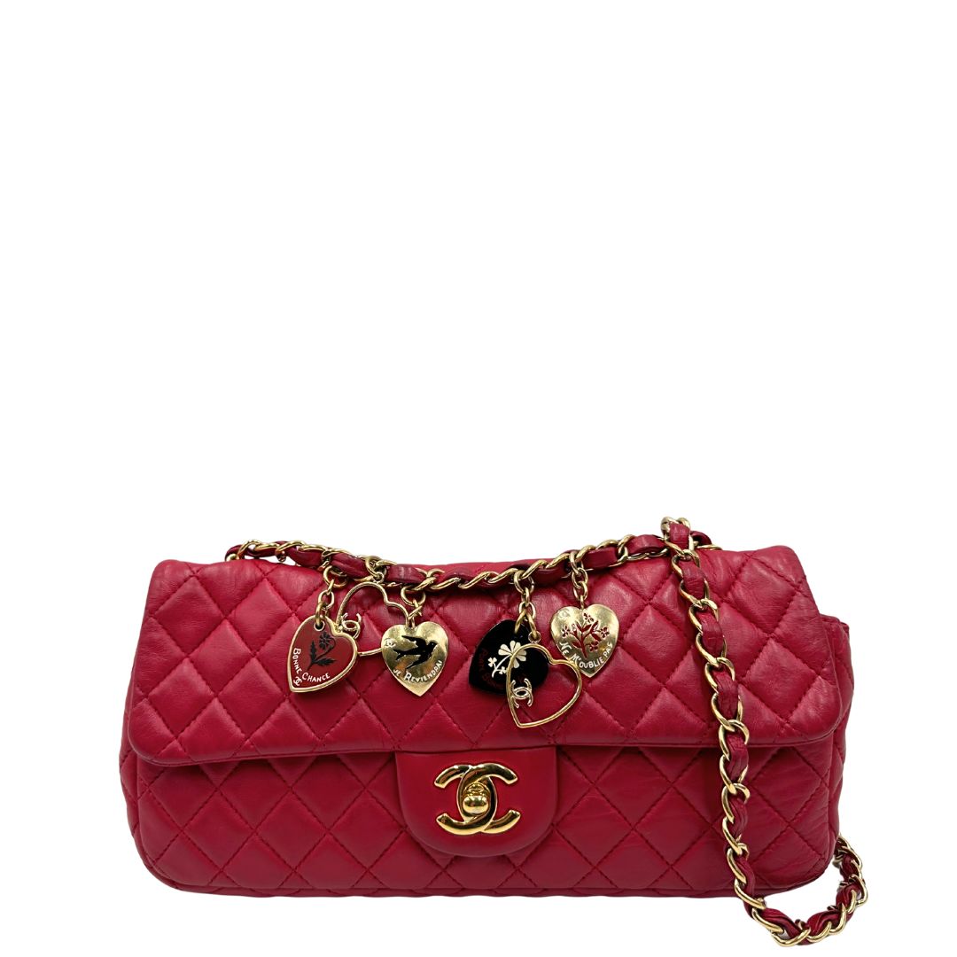 Front di una Borsa Chanel Gabrielle in pelle matelassé color fucsia con parti metalliche dorate; impreziosita da charm con cuoricini sulla tracolla intrecciata in catena e pelle. Completa di scatola e card di autenticità. Originale, usata, di lusso in ottime condizioni