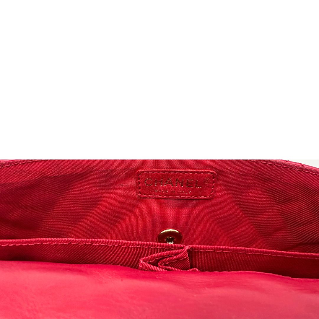 Interno di una Borsa Chanel Gabrielle in pelle matelassé color fucsia con parti metalliche dorate; impreziosita da charm con cuoricini sulla tracolla intrecciata in catena e pelle. Completa di scatola e card di autenticità. Originale, usata, di lusso in ottime condizion
