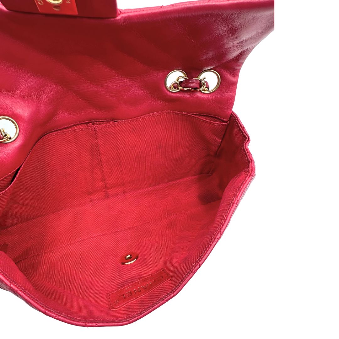 Interno di una Borsa Chanel Gabrielle in pelle matelassé color fucsia con parti metalliche dorate; impreziosita da charm con cuoricini sulla tracolla intrecciata in catena e pelle. Completa di scatola e card di autenticità. Originale, usata, di lusso in ottime condizion