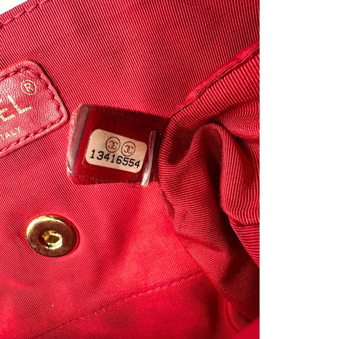 Codice di una Borsa Chanel Gabrielle in pelle matelassé color fucsia con parti metalliche dorate; impreziosita da charm con cuoricini sulla tracolla intrecciata in catena e pelle. Completa di scatola e card di autenticità. Originale, usata, di lusso in ottime condizion