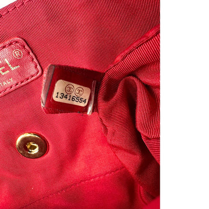 Codice di una Borsa Chanel Gabrielle in pelle matelassé color fucsia con parti metalliche dorate; impreziosita da charm con cuoricini sulla tracolla intrecciata in catena e pelle. Completa di scatola e card di autenticità. Originale, usata, di lusso in ottime condizion