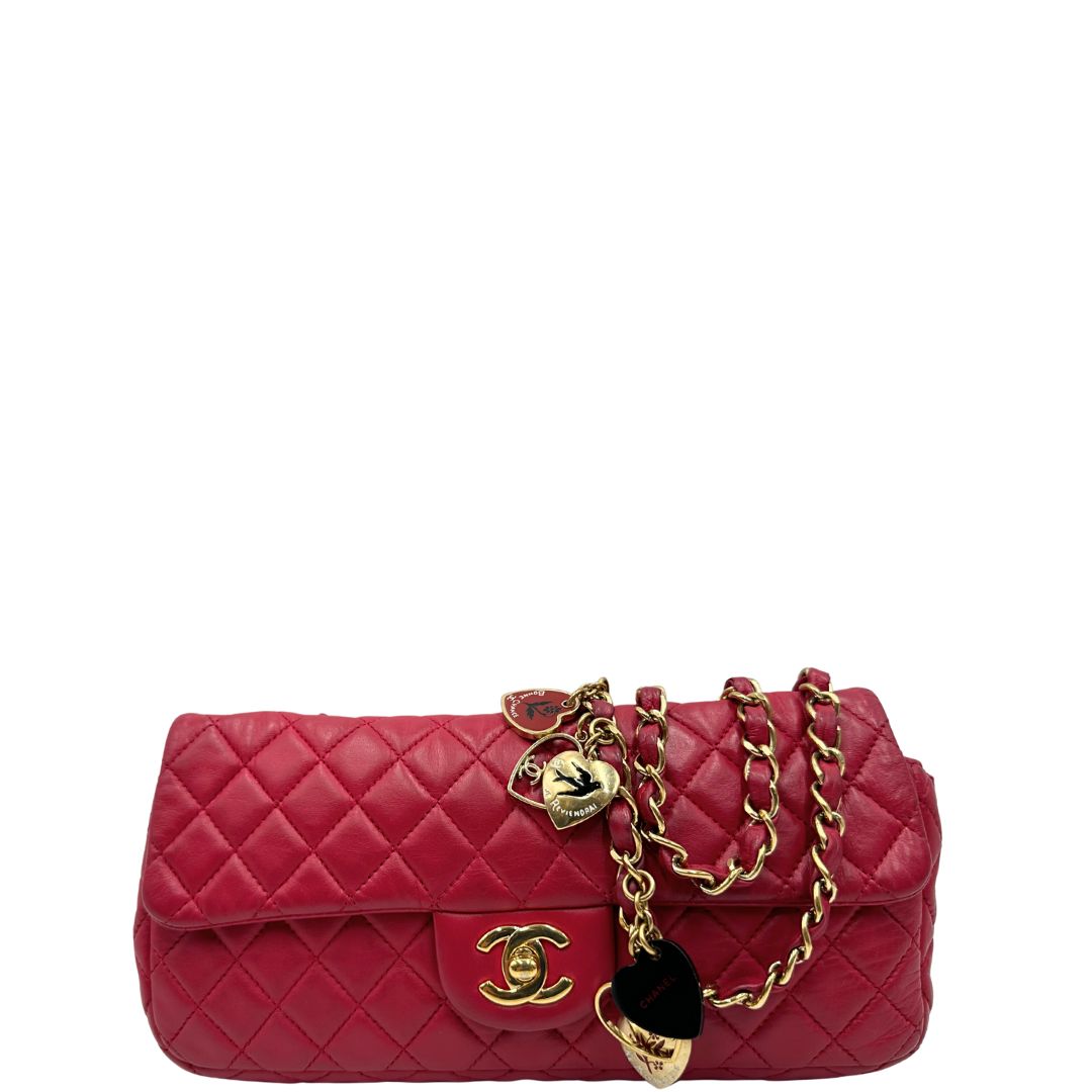 Front di una Borsa Chanel Gabrielle in pelle matelassé color fucsia con parti metalliche dorate; impreziosita da charm con cuoricini sulla tracolla intrecciata in catena e pelle. Completa di scatola e card di autenticità. Originale, usata, di lusso in ottime condizioni